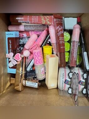 lipstick & lipgloss Mystery makeup box